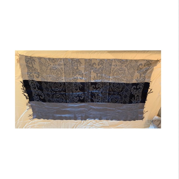 Grey patterned shawl (49 in X 27 in) - Picture 2 of 5